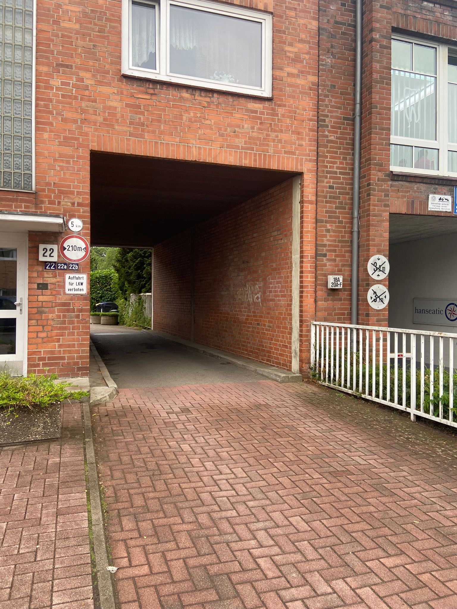 Eingang zum Innenhof mit Parkplatz